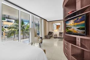 sypialnia z łóżkiem i telewizorem w pokoju w obiekcie Suites Ocean Drive Hotel w Miami Beach