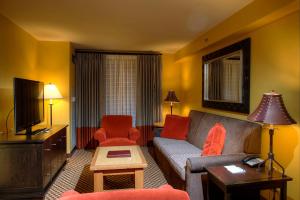 a living room with a couch and a tv at Bear Creek Mountain Resort in Breinigsville