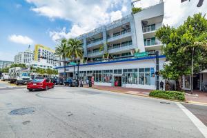 ulica z samochodami zaparkowanymi przed budynkiem w obiekcie Suites Ocean Drive Hotel w Miami Beach
