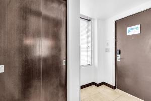 łazienka z przesuwnymi drzwiami i korytarzem w obiekcie Suites Ocean Drive Hotel w Miami Beach