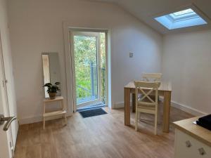 een kamer met een tafel en stoelen en een raam bij BB Sunshine in Schijndel