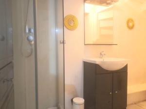 La salle de bains est pourvue d'un lavabo et d'une douche. dans l'établissement Le Fjørd - Appartement confort, rez-de-chaussée, scandinave, parking gratuit, à Bourges