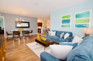 - un salon avec un canapé bleu et une table dans l'établissement Vista Cay Luxury 4 bedroom condo (#3117), à Orlando