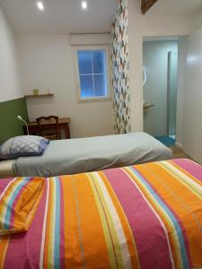 dos camas sentadas una al lado de la otra en un dormitorio en Gîte de la Remaudière, en Le Poiré-sur-Vie