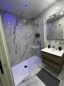 un bagno con doccia e lavandino di Nanninella Guest House a Napoli