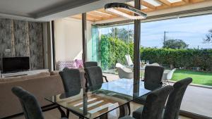 Кът за сядане в PARADISE beachfront luxury villa