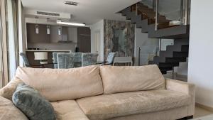 uma sala de estar com um sofá e uma escada em PARADISE beachfront luxury villa em Villajoyosa