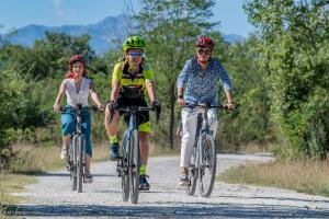 Tres personas en bicicleta por un camino de tierra en L'Attico vicinissimo all'Ospedale di Cuneo con grande terrazzo en Cuneo