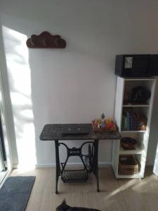 a table in a room with a book shelf at Departamento El Marques in Rada Tilly