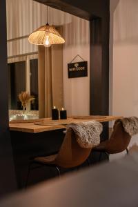 uma mesa de jantar com duas cadeiras e duas velas em Les 100 Ciels Font-Romeu em Font Romeu Odeillo Via