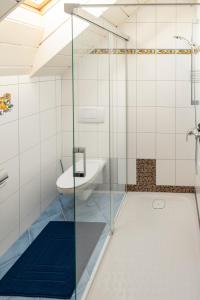 dastraunseehaus في تروكيرشن: حمام مع دش زجاجي ومغسلة