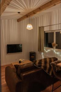 uma sala de estar com um sofá e uma televisão de ecrã plano em Les 100 Ciels Font-Romeu em Font Romeu Odeillo Via