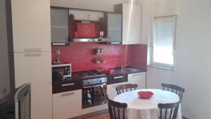 Kuchyň nebo kuchyňský kout v ubytování Apartment Lala + 11 fotografií