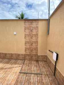Habitación vacía con pared de ladrillo y suelo de madera. en Casa linda em Campo Grande rj en Río de Janeiro