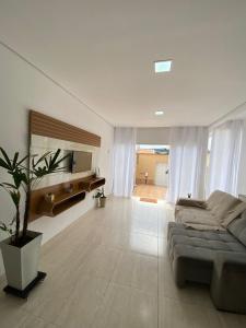 sala de estar con sofá y espejo grande en Casa linda em Campo Grande rj en Río de Janeiro