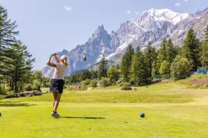 una mujer balanceando un club de golf en un campo de golf en La Petite, en Courmayeur 6 fotos más