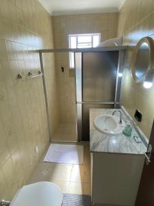 a small bathroom with a toilet and a sink at RCM Vilas - Casa Confortável 02 in Joinville