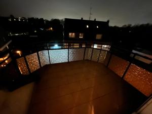 a view of a balcony at night with lights at gemütliche 3 Zi Wohnung & Garage Essen Messe in Essen