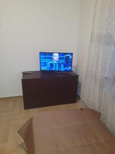 uma caixa num quarto com uma televisão numa mesa em B&B Paradiso em Paganica