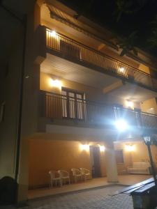 un edificio con sedie e balcone di notte di B&B Paradiso a Paganica
