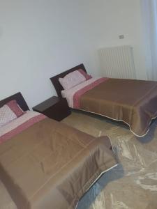 Paganica的住宿－B&B Paradiso，两张睡床彼此相邻,位于一个房间里
