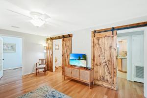 Μια τηλεόραση ή/και κέντρο ψυχαγωγίας στο Sago Palm Cottage