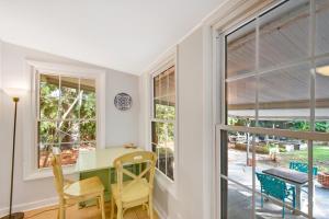 Πισίνα στο ή κοντά στο Sago Palm Cottage
