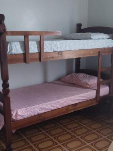 two bunk beds in a corner of a room at Apartamento Brisa Do Mar em Peruíbe in Peruíbe +12 photos