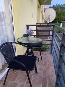 a table and chairs on the balcony of a building at Apartman Stanić in Bosanska Gradiška