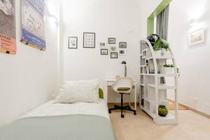 1 dormitorio con cama, escritorio y estante en Lungarno 7 Pisa, en Pisa