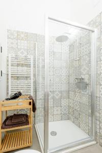 baño con ducha y puerta de cristal en Lungarno 7 Pisa, en Pisa