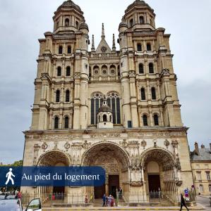 Um velho edifício do governo com uma placa à frente. em Le charme Dubois em Dijon