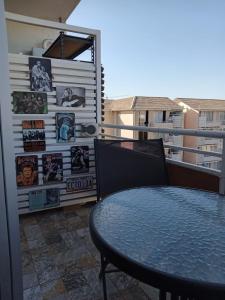 balcone con tavolo. di Departamento La Serena, amoblado, 2 habitaciones, a una cuadra de la playa a La Serena Altre 3 foto