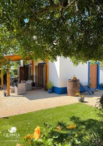 a yard with a house with a patio at Quinta dos Sapos in Silves