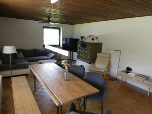 - un salon avec une table et des chaises en bois dans l'établissement Haus Oberwössen, à Unterwössen