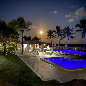 Peldbaseins naktsmītnē Itacimirim Villas da Praia vai tās tuvumā