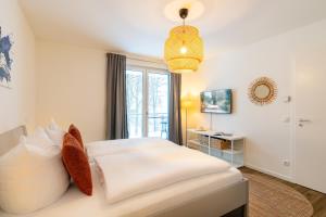 a bedroom with a bed and a window at Apartment "Haff Ahoi" - Haffresidenz in Garz-Usedom