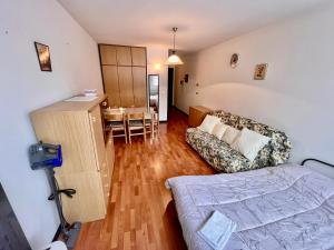 um quarto com uma cama e uma sala de jantar em Piancavallo Panoramica em Piancavallo