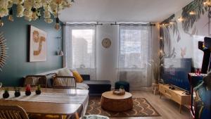 ein Wohnzimmer mit Sofa und Tisch in der Unterkunft Gloucester getaway with gaming room, desk & parking in Gloucester + 29 Fotos