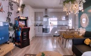 ein Wohnzimmer mit Küche und Esszimmer in der Unterkunft Gloucester getaway with gaming room, desk & parking in Gloucester