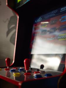 um close-up de um controlador de jogos de vídeo em Gloucester getaway with gaming room, desk & parking em Gloucester