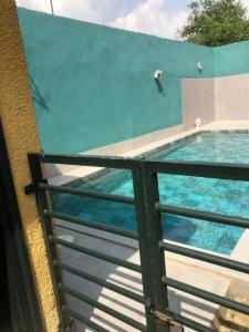 Résidences Touristhotel في أبيدجان: مسبح فيه شخص يقفز في الماء