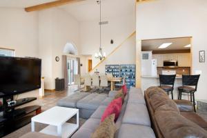 a living room with a couch and a tv at Fawn Court - Wildernest in Silverthorne