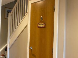 Foto sihtkohas Somerford Keynes asuva majutusasutuse Cotswolds Lake side home with luxury spa Swallows Nest,Lower Mill Estate, Lakeside home and spa with a Harry Potter cupboard under the stairs galeriist +14 fotot