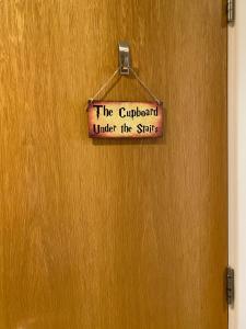 Foto sihtkohas Somerford Keynes asuva majutusasutuse Cotswolds Lake side home with luxury spa Swallows Nest,Lower Mill Estate, Lakeside home and spa with a Harry Potter cupboard under the stairs galeriist