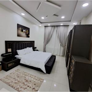 النظافه والجوده في الرياض: غرفة نوم بها سرير وتلفزيون