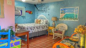 a bedroom with a bed and a table and chairs at SI COMO NO INN in Flagler Beach