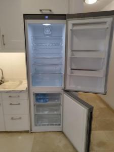 einem leeren Kühlschrank mit offener Tür in der Küche in der Unterkunft MAND CANTERAS in Las Palmas de Gran Canaria