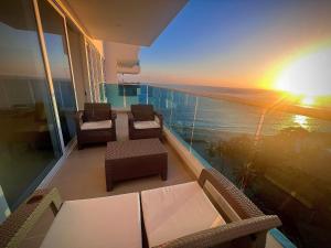a balcony of a building with a view of the ocean at Espectacular Loft para estrenar, Reserva del Mar, playa salguero in Gaira