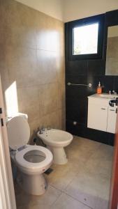 Complejo Giraluna في ألمافويرتي: حمام مع مرحاض ومغسلة